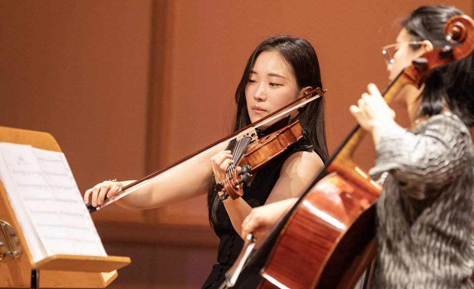 Akademistin Seonwoo Ryu spielt am Tag der offenen Tür Streichquartett